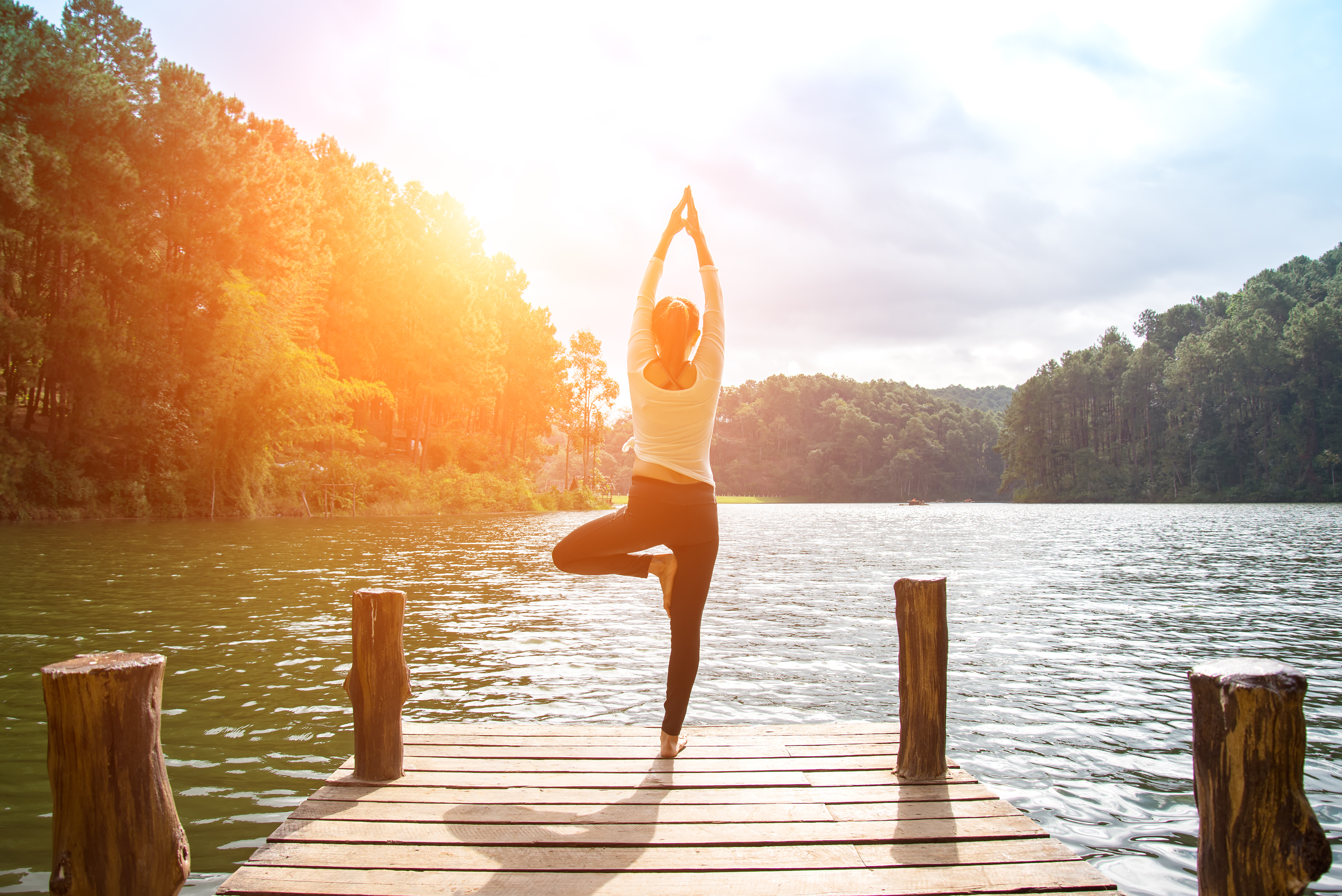 Польза душа утром. Йога на природе. Йога на фоне природы. Йога образ жизни. Здоровый образ жизни йога.